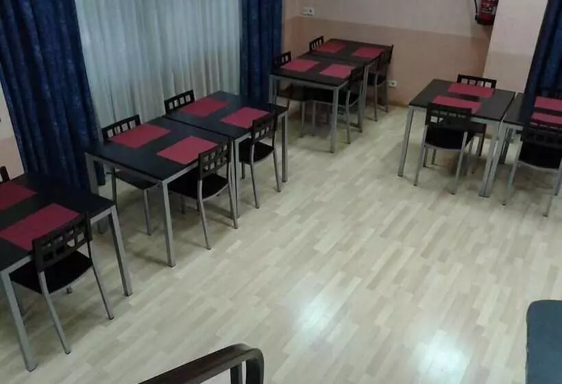 Отель Hostal Cataluña