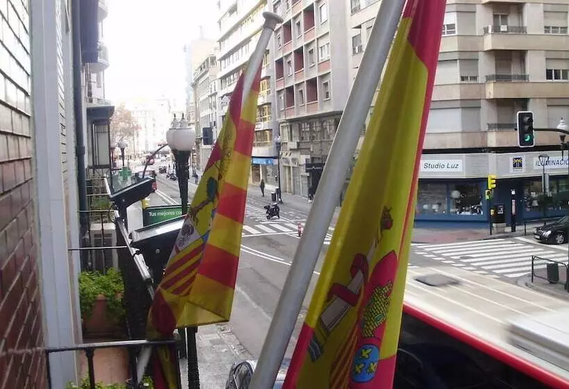 Отель Hostal Cataluña