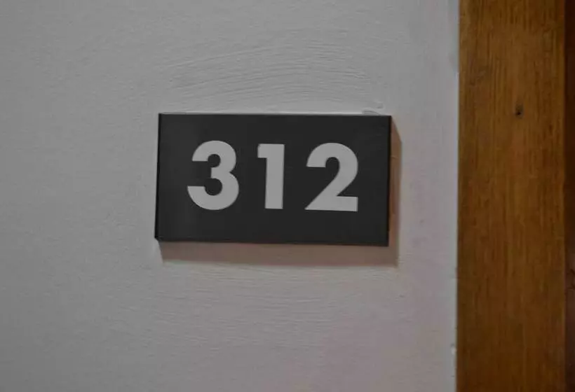 Отель Hostal Cataluña