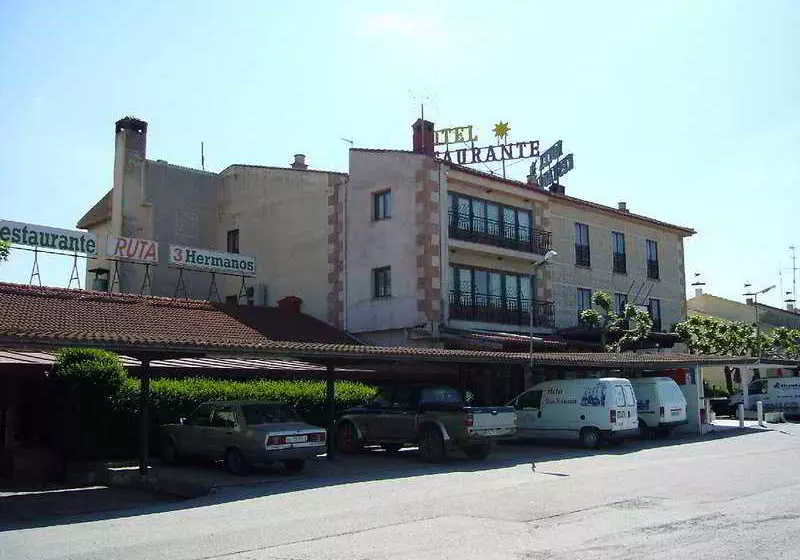 فندق Tres Hermanos