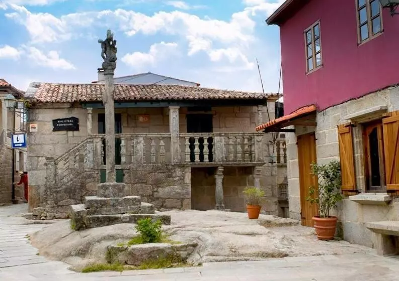 هتل Hospederia Monasterio De Poio