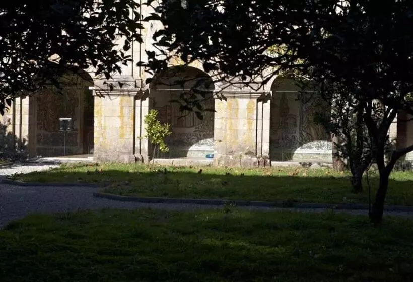 هتل Hospederia Monasterio De Poio