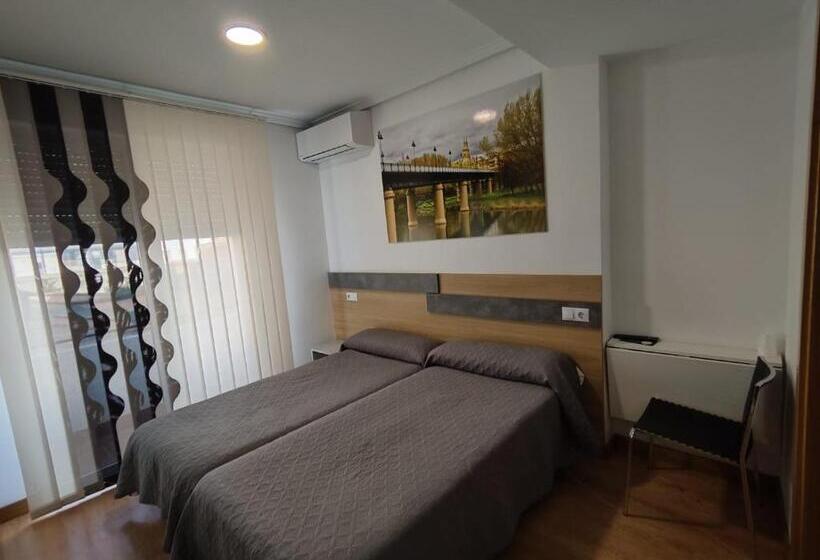 هتل Hostal Rioja Condestable