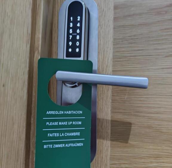 هتل Hostal Rioja Condestable