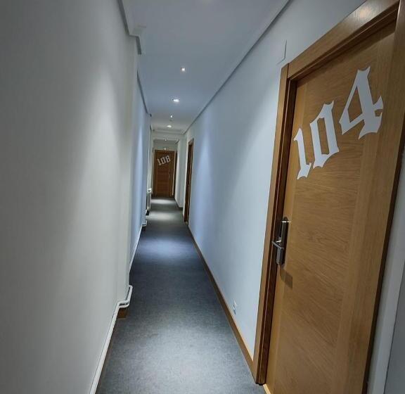 هتل Hostal Rioja Condestable