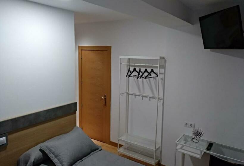 هتل Hostal Rioja Condestable