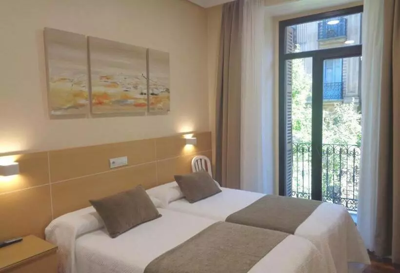 هتل Pensión Urumea