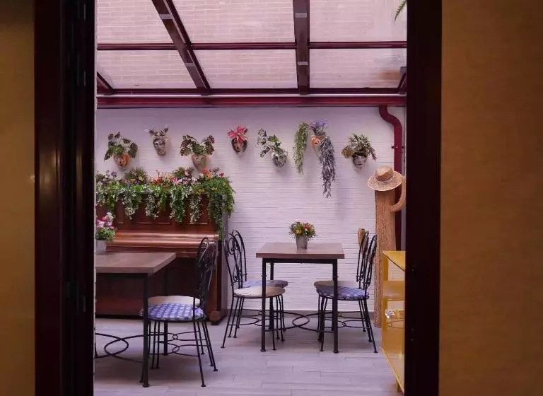 Hostal 4c Cuatro Caminos