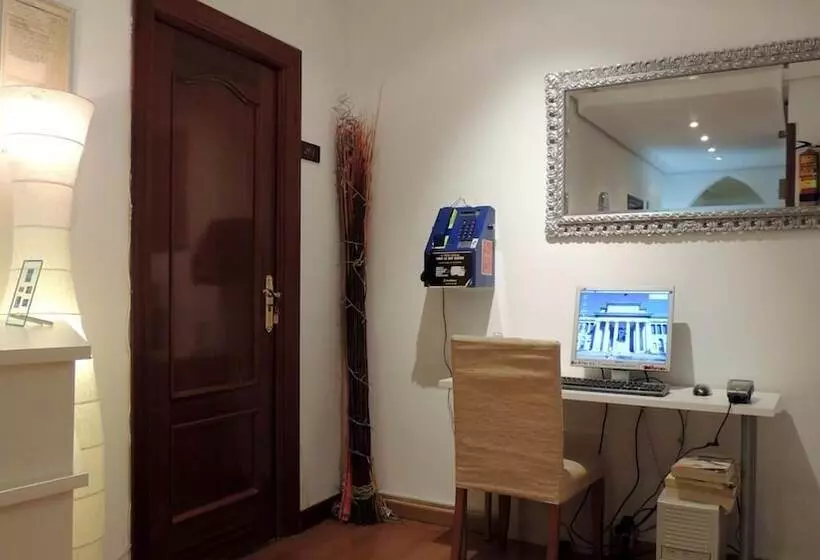 هتل Hostal Cervantes