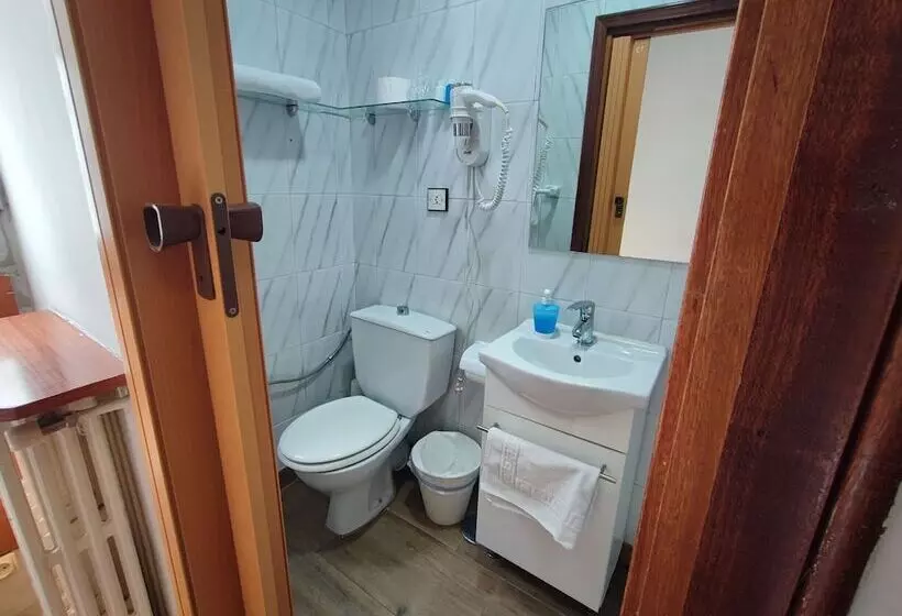 هتل Hostal Cervantes