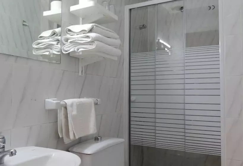 هتل Hostal Cervantes