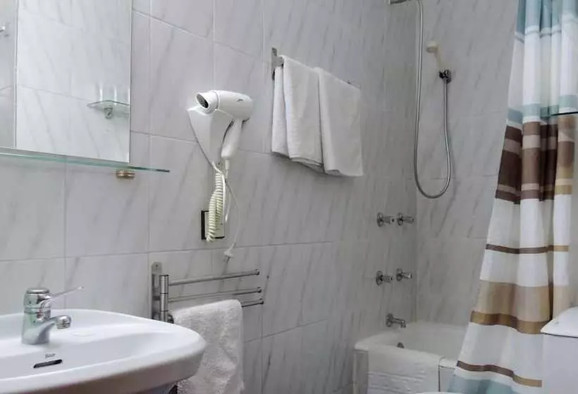 هتل Hostal Cervantes