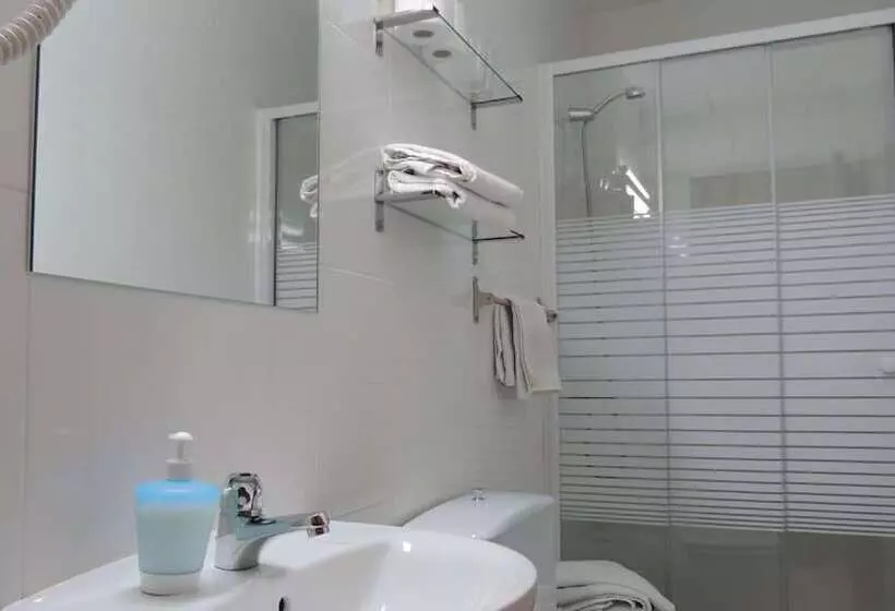 هتل Hostal Cervantes