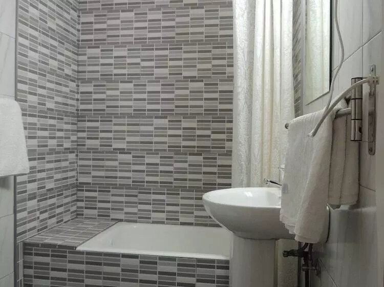 هتل Hostal Cervantes