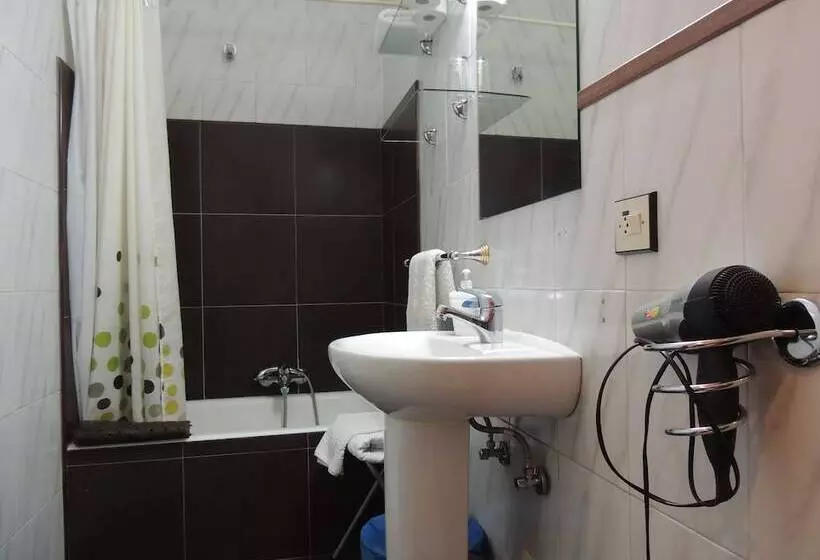 هتل Hostal Cervantes