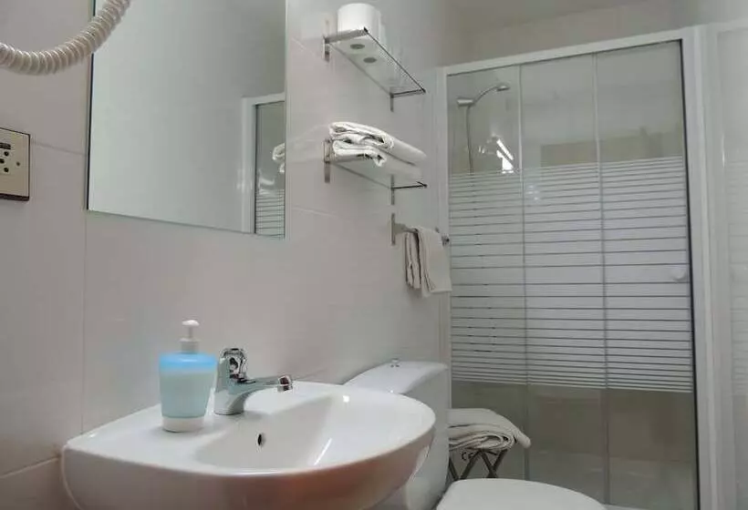 هتل Hostal Cervantes