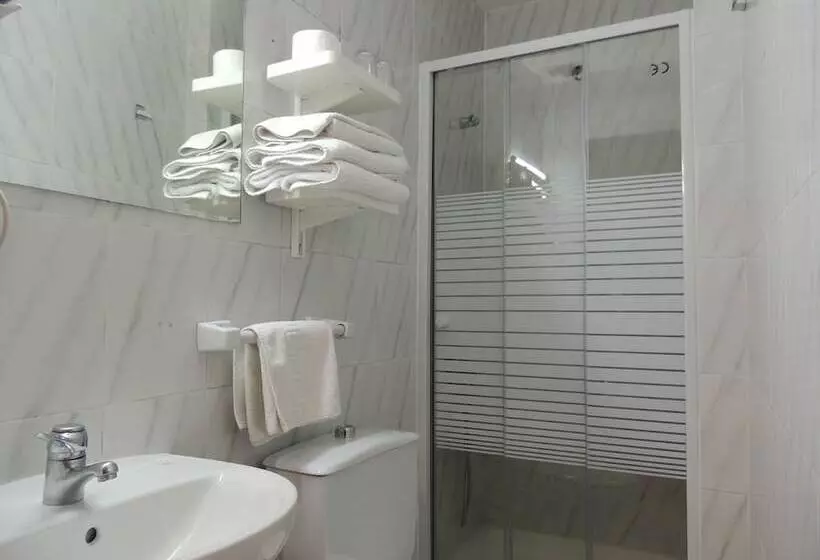 هتل Hostal Cervantes