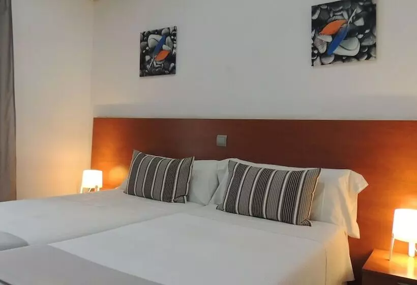 هتل Hostal Cervantes