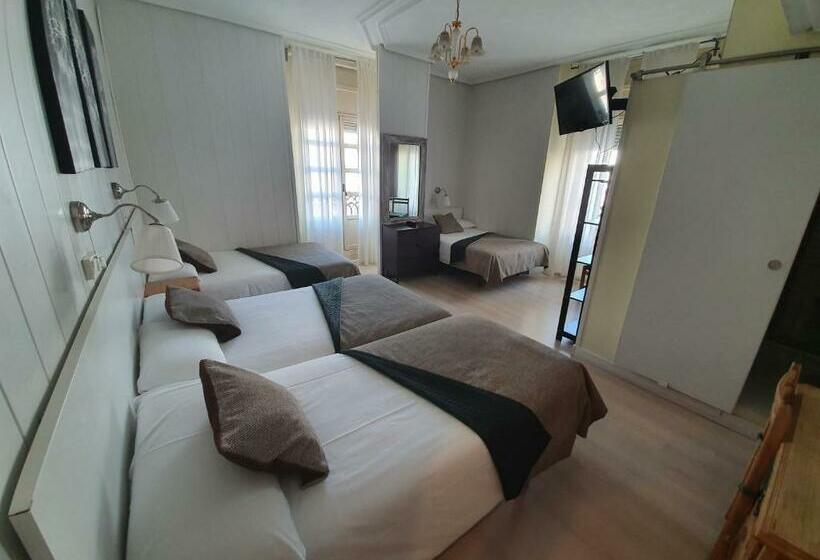 هتل Hostal Riesco