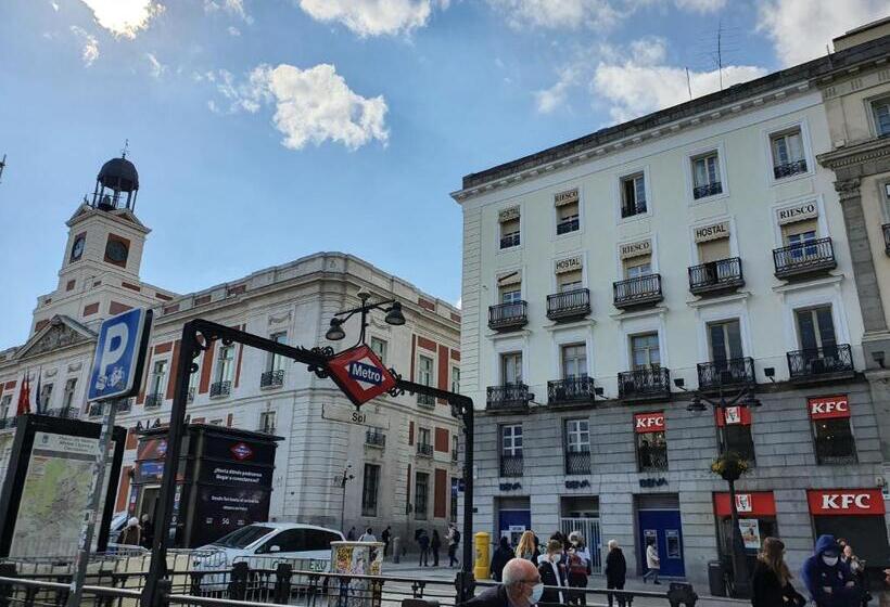 هتل Hostal Riesco