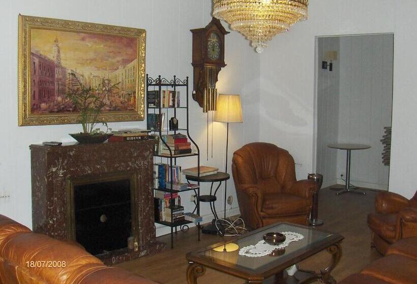 هتل Hostal Riesco