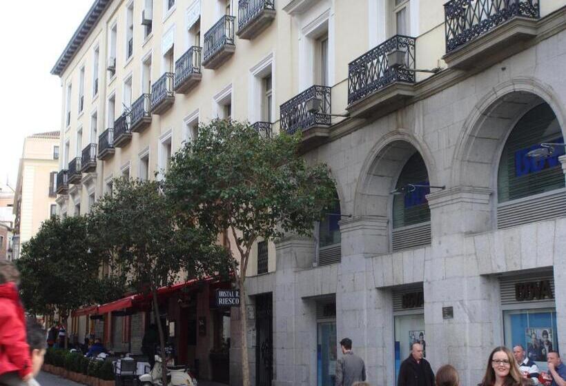 هتل Hostal Riesco