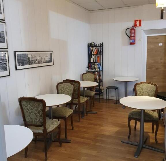 هتل Hostal Riesco