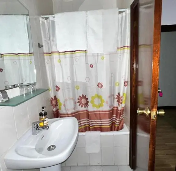 هتل Hostal Río Paraná