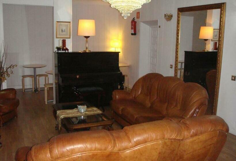 هتل Hostal Riesco