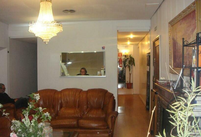 هتل Hostal Riesco