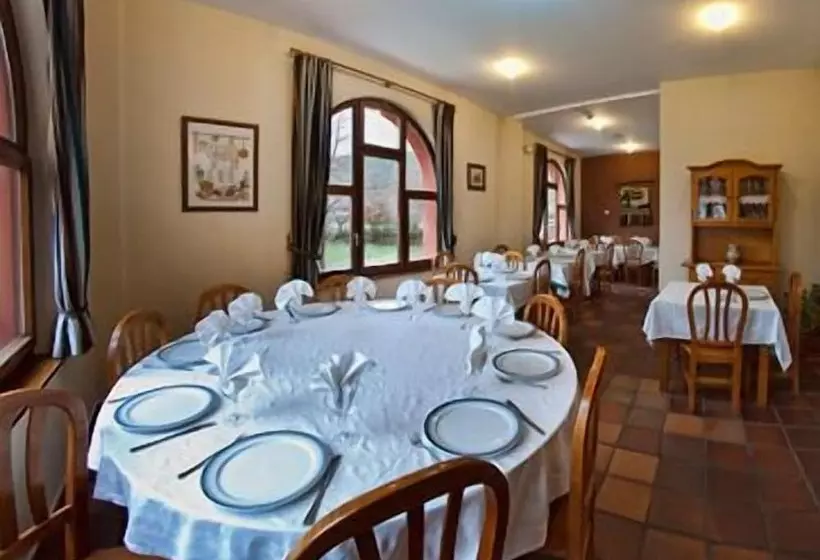 Отель Tierra De La Reina