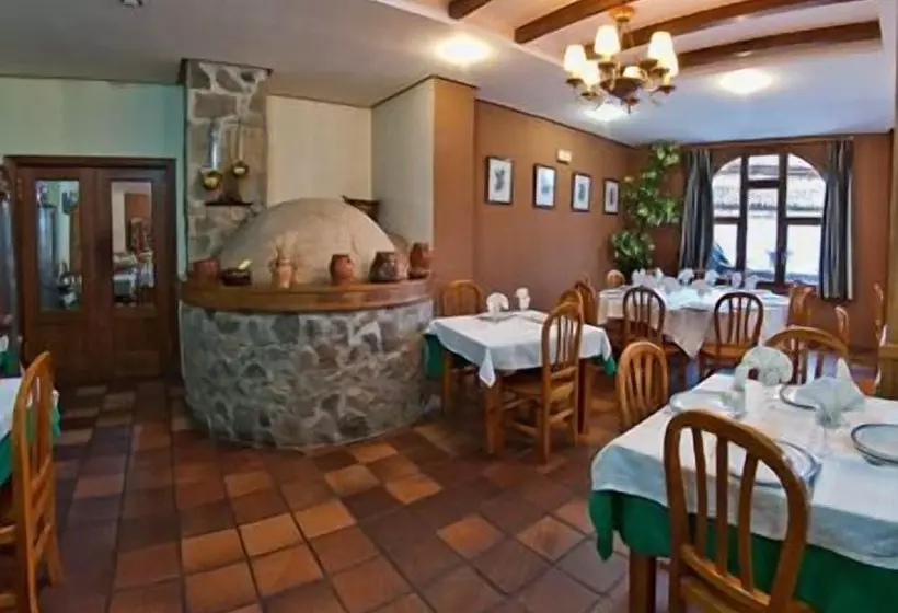 Отель Tierra De La Reina