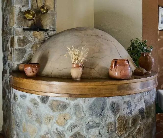 Отель Tierra De La Reina