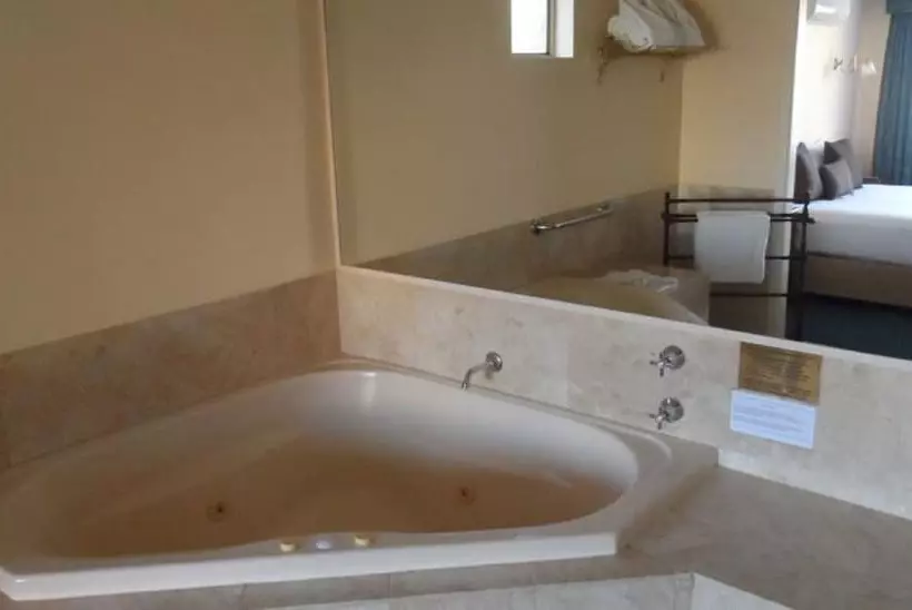 Clifton Motel & Grittleton Lodge