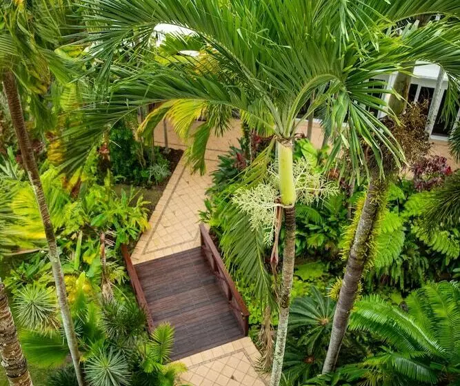 Hotel Cairns Harbourside