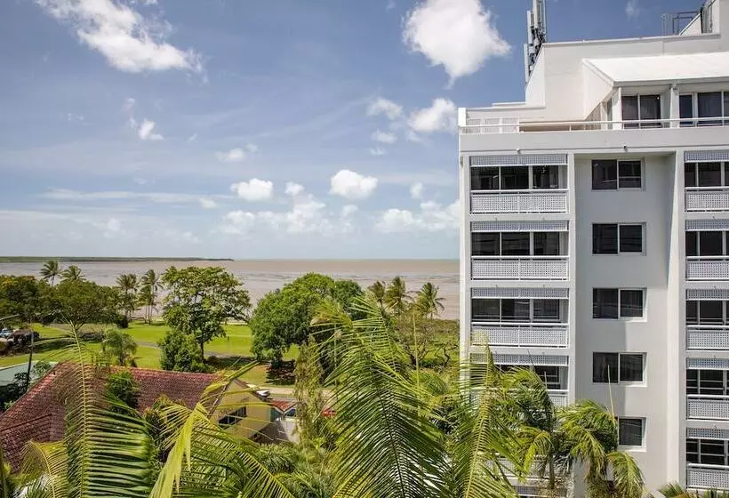 Hotel Cairns Harbourside