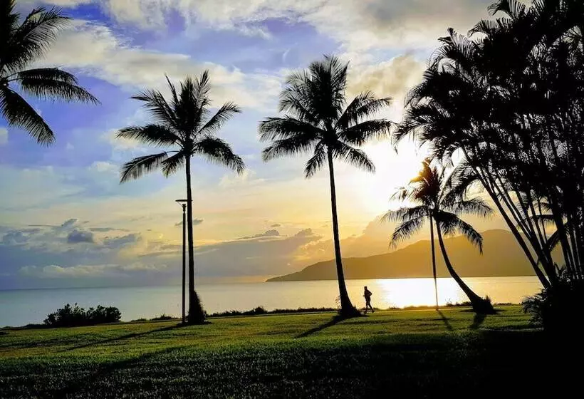 Hotel Cairns Harbourside