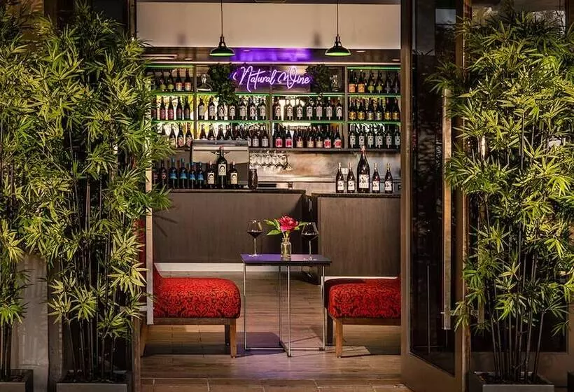 Hotel Cairns Harbourside