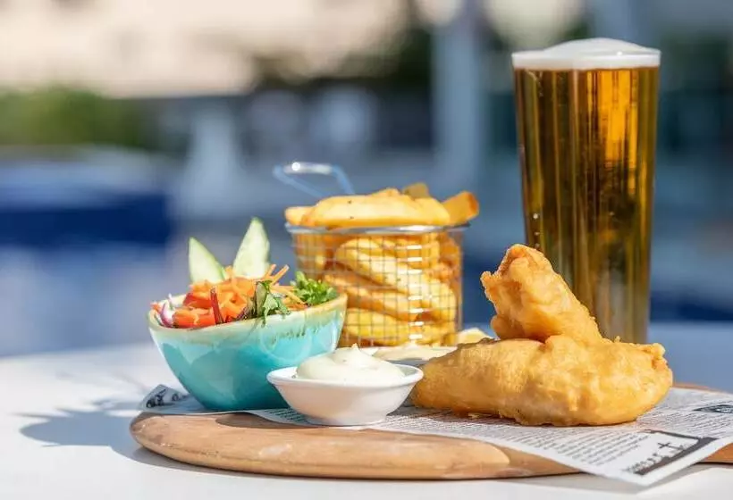 Hotel Cairns Harbourside