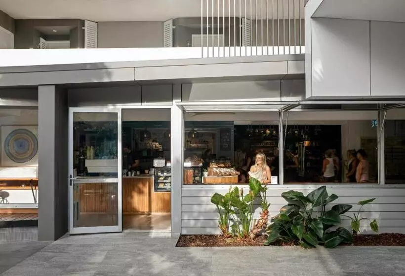 Отель Netanya Noosa Beachfront Resort