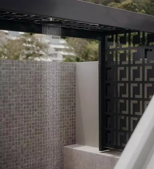 Отель Netanya Noosa Beachfront Resort