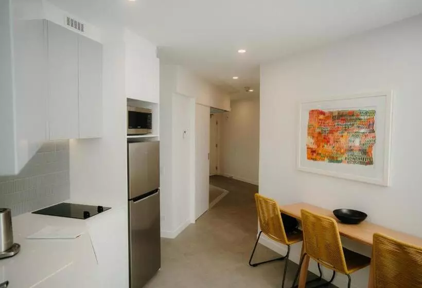 Отель Netanya Noosa Beachfront Resort