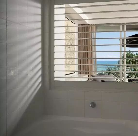 Отель Netanya Noosa Beachfront Resort