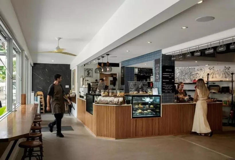 Отель Netanya Noosa Beachfront Resort