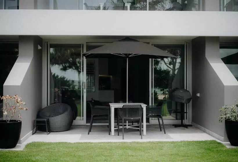 Отель Netanya Noosa Beachfront Resort