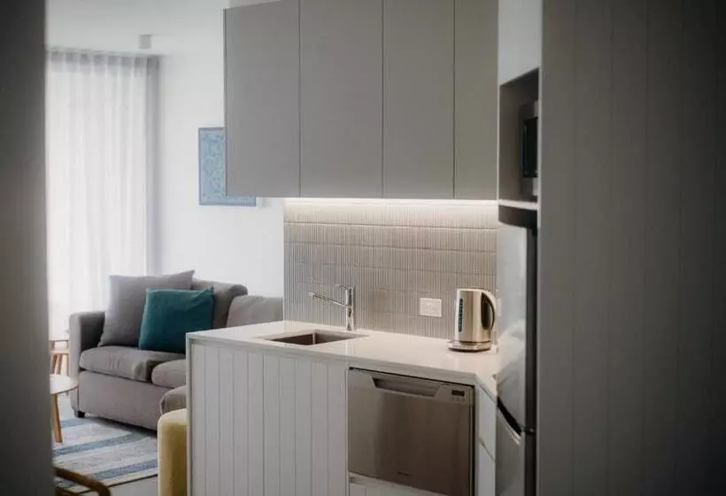 Отель Netanya Noosa Beachfront Resort