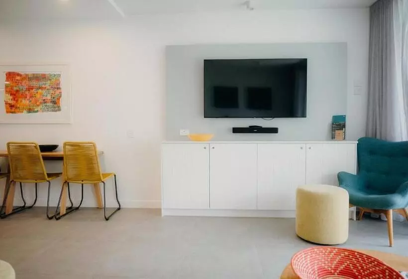 Отель Netanya Noosa Beachfront Resort