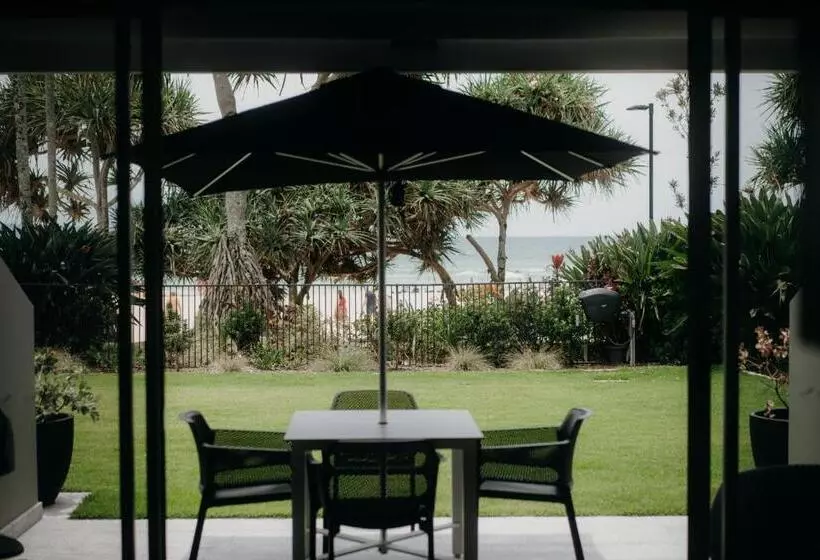 Отель Netanya Noosa Beachfront Resort