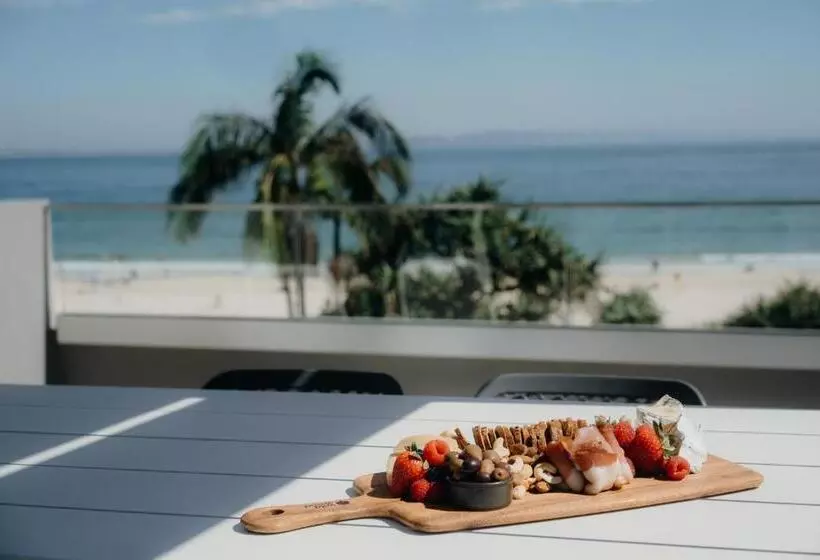 Отель Netanya Noosa Beachfront Resort