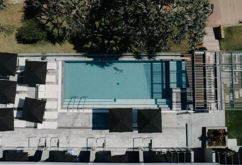 Отель Netanya Noosa Beachfront Resort